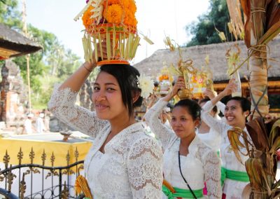 Balinese dames op weg naar de tempel